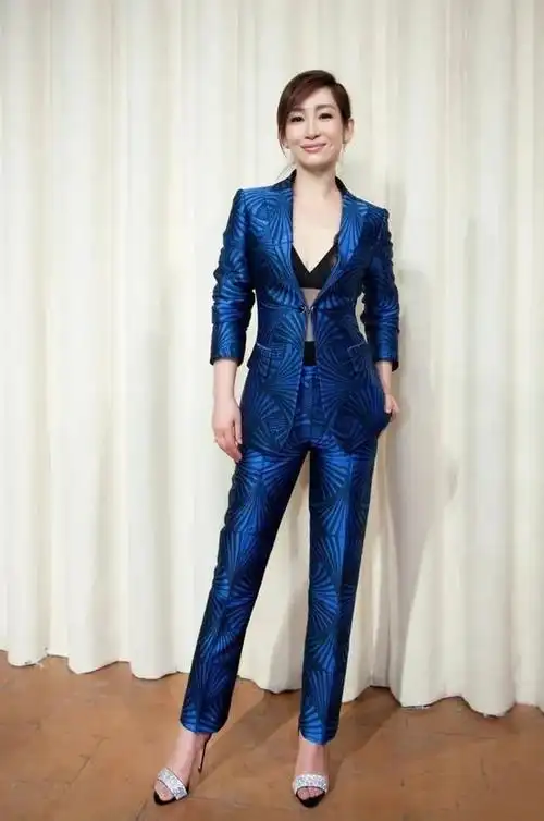 秦海璐西装穿搭妩媚风情,同框国外女星也没输|内搭|高跟鞋_网易订阅