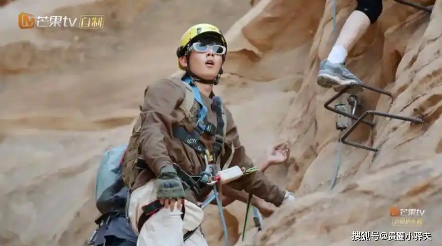 性张力爆棚的翘屁嫩男胡先煦穿正装太帅了