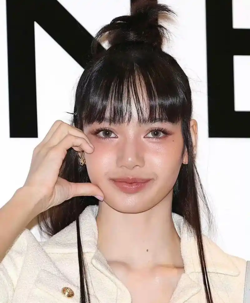 韩媒镜头下的lisa,状态好真实,网友直言:太丑了!