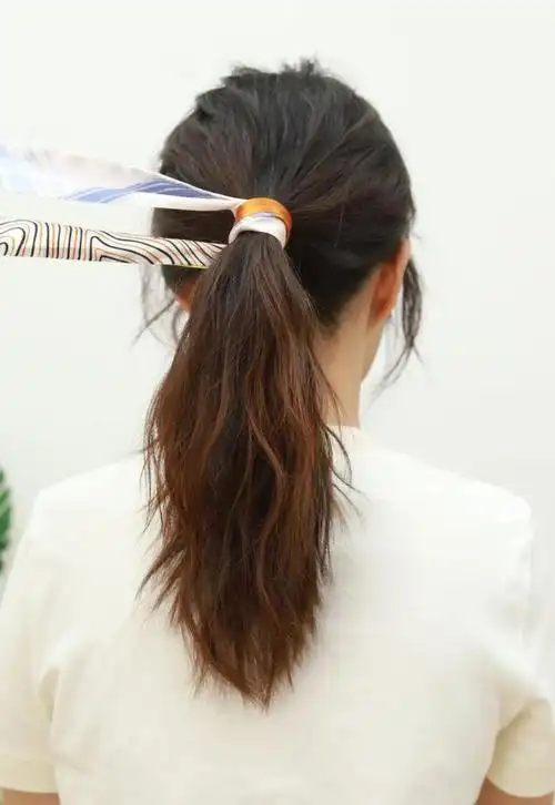 夏天头发怎么扎好看(夏天怎么扎头发清爽又好看)