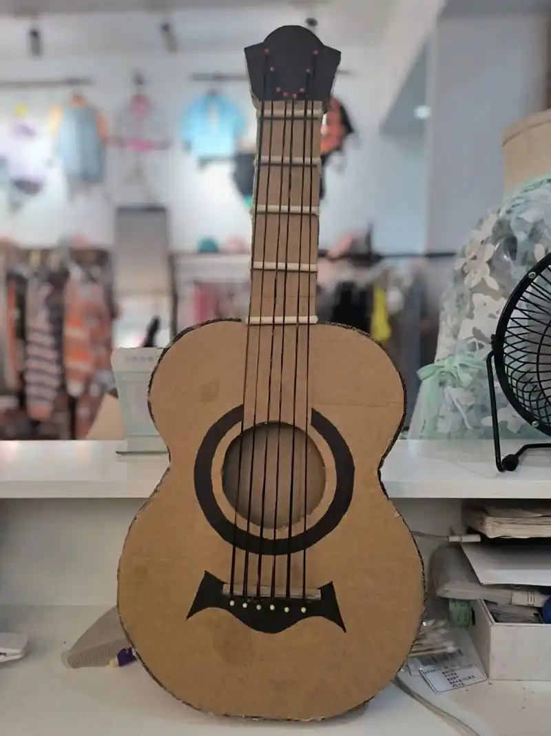 利用废旧物品自制乐器#手工吉他#纸箱制作