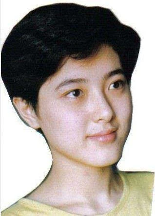 曾黎少女时期的曾黎,活脱脱一个假小子啊,依然难掩天生丽质,皮肤真是