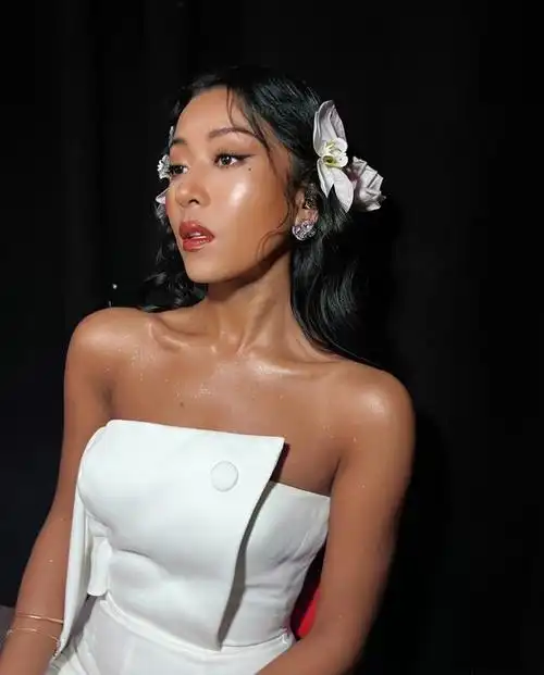 黑皮肤的吉克隽逸绝了!穿抹胸演绎花仙子,身材迷人真抢镜