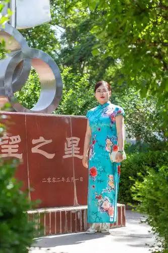 平川二中美女老师旗袍秀