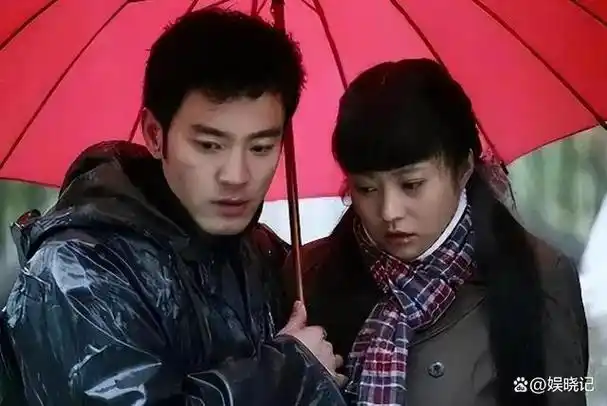 他是靳东同班同学娶过郝蕾爱过王珞丹负了殷桃后娶小10岁的她