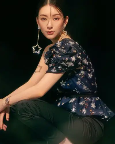 方媛晒精致侧颜,超大水钻星星耳环戴一年好节俭