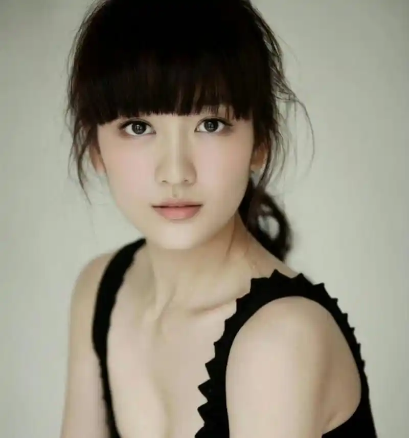 王鸥年轻时的外形条件非常出色,她的肤白貌美和魔鬼般的身材令人赞叹