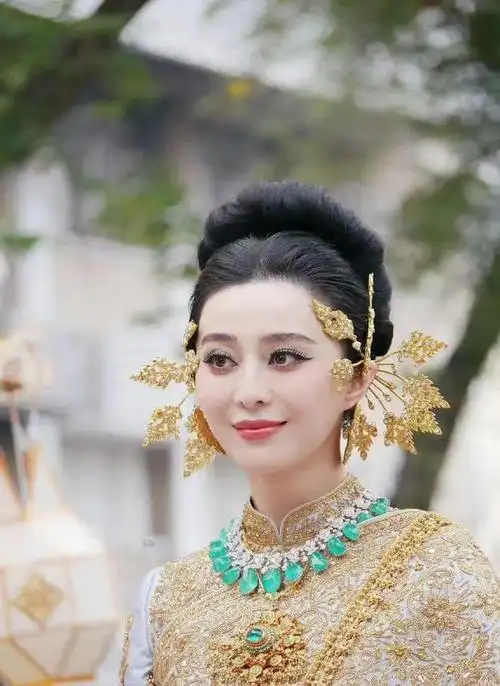 太掉价了范冰冰高调现身泰国站在三轮车上巡游被嘲自甘堕落