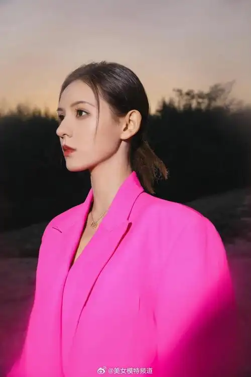 张予曦粉色西装大片 精致妆发成熟飒意镜头感好强