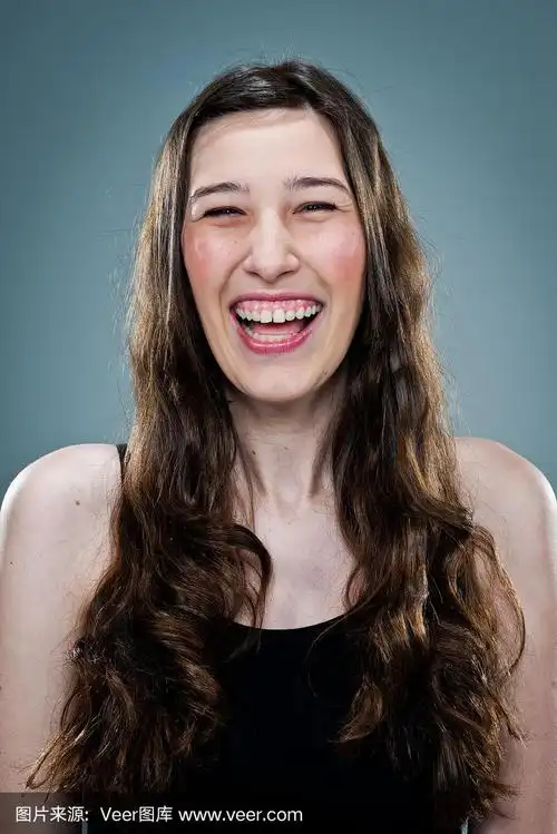 年轻快乐的女人在笑