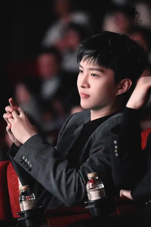 快来接收今日份帅气小丞啦～    @范丞丞adam0616