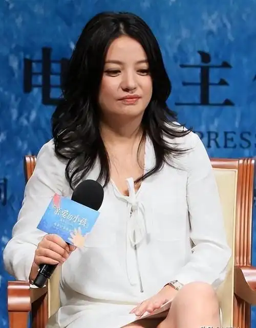 48岁赵薇现状:发福像大妈,哥哥离婚,父亲和公公去世