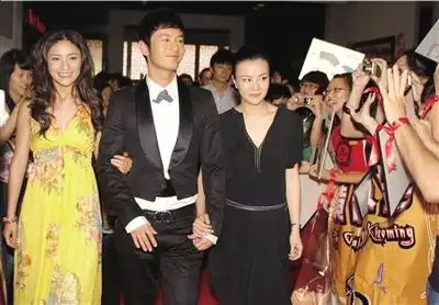 胡可黄晓明和刘孜昨天,黄晓明(听歌)左挽刘孜(blog),右牵胡可(blog)在