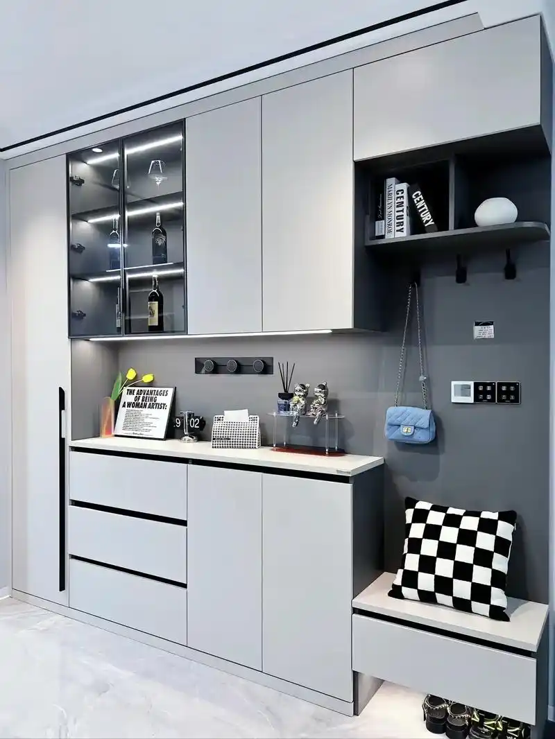 入户玄关鞋柜这样设计很实用～一进门第一眼看到的就是入户玄关柜