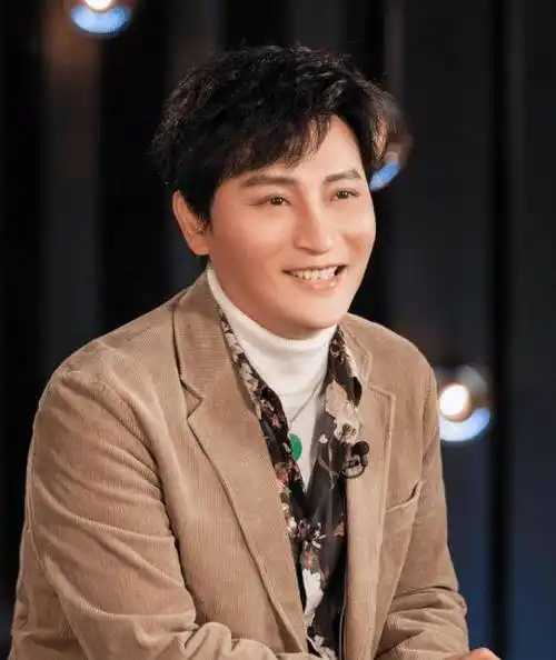 49岁陈志朋暴瘦20斤,瘦身后再现巅峰时刻,当年的"帅帅虎"回来了_造型