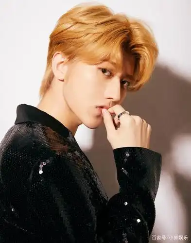 粉丝福利:蔡徐坤的黑色头发好看,还是黄色头发好看?