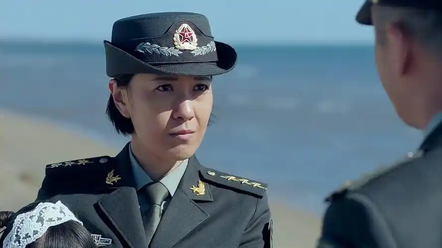 热血尖兵女连长为给8岁女孩当后妈竟放弃升职的机会太感人