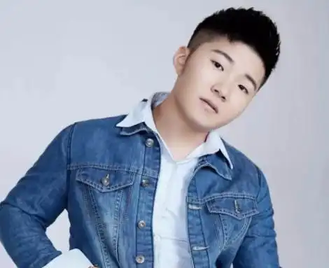 网红白小白自曝已婚,讲述与妻子恋爱经历,曾凭《最美情侣》走红