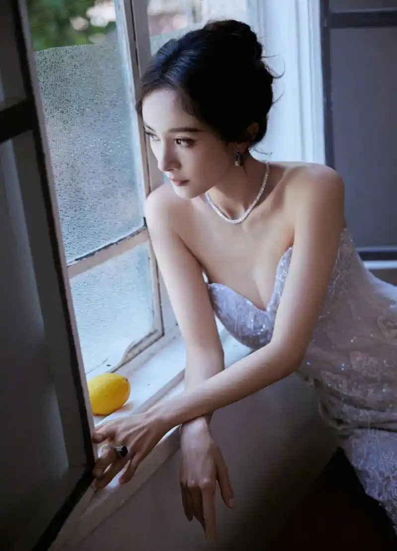 杨幂这组照片好美,高度还原美貌值,腰细腿长,明艳动人.