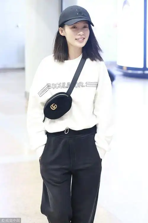 李沁斜挎潮包黑白休闲风大秀时尚感