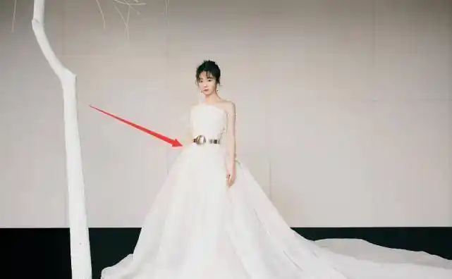 谭松韵不愧是吃货,穿礼服拿"锅勺"当腰带,这腰围比我的碗还小_身材