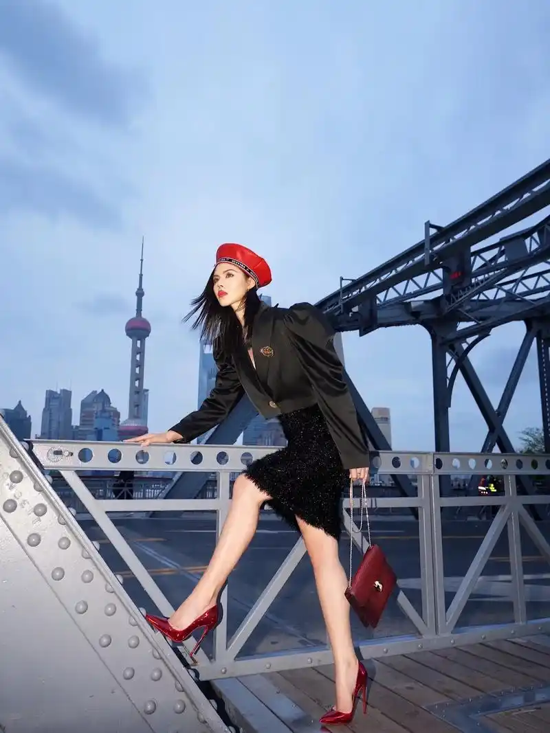 之前入了一双cl的红色高跟鞋, 喜欢得不得了,但一直没有合适搭配,上