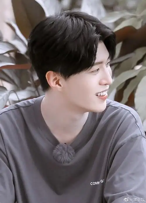 感受一下范丞丞的完美侧颜杀 致命喉结,双重性感完全在线索命了