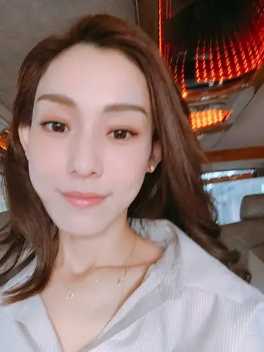 笑靥如花为自己打call范玮琪昨日,范玮琪在微博po出自拍照,并配文"