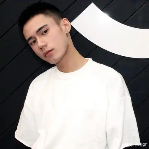 组图:留着寸发的精神小伙,外形硬朗帅气,很有男人味的00后男生