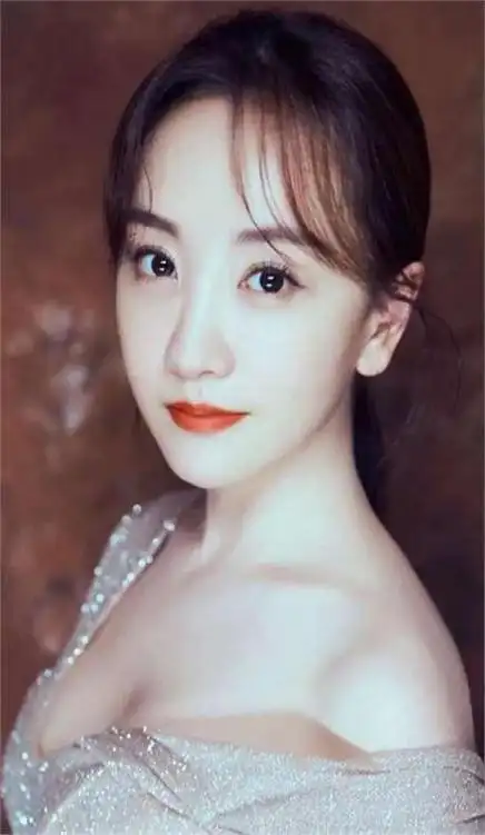 43岁杨蓉现状,穿多巴胺录节目梳满头小辫像30岁,一直演配角可惜