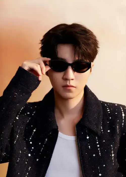 tfboys-王俊凯今日活动造型,精致闪耀的套装搭配kw墨镜,酷帅型格悼