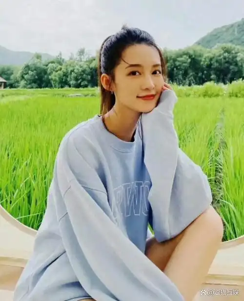 很喜欢李沁的松弛感,给人慵懒可爱又活泼的感觉