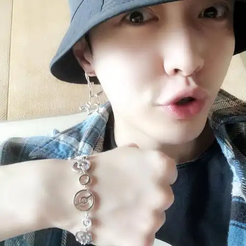 张艺兴更新一则照片,嘟嘟嘴渔夫帽