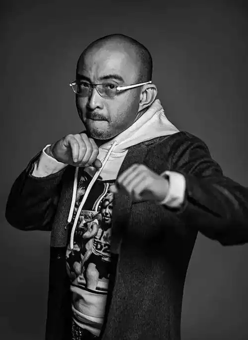 资本红娘包凡:34岁创业,今身价百亿,与马云,马化腾平起平坐