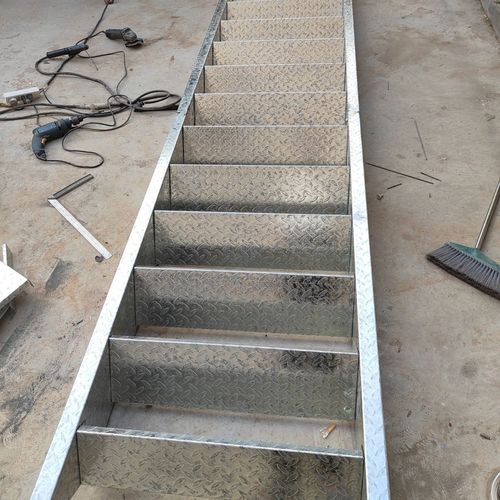 室外楼梯定制楼梯户外花纹板简易镀锌生锈防滑踏步阁楼室外家用