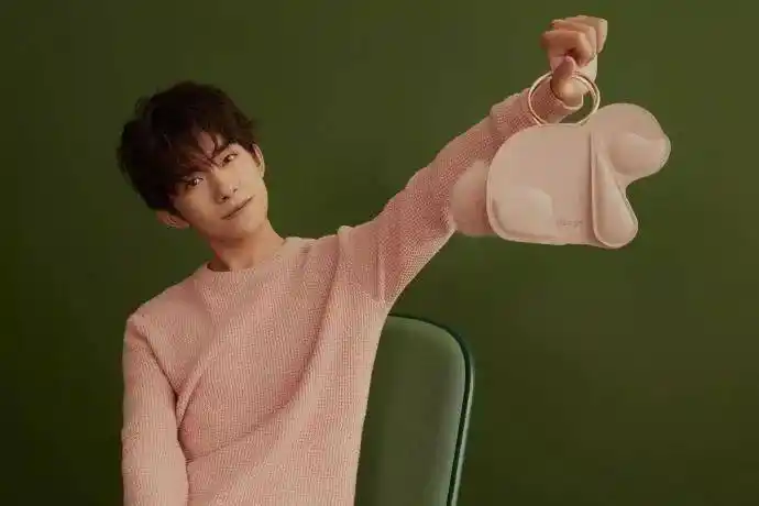 粉色的卫衣本身就很好看,但易烊千玺穿上之后,便更加显得暖意洋洋.