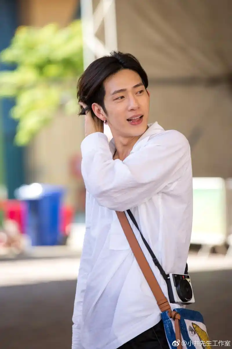 [井柏然][分享]170502 这个夏天,和小井先生一起去海边吧!