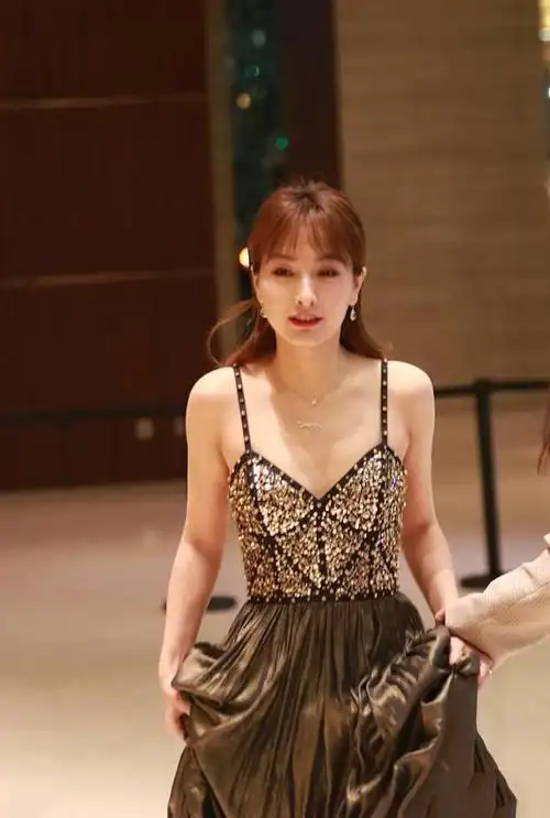 吴昕在巴黎惊艳了穿抹胸长裙秀天鹅颈美出圈真替国人长脸