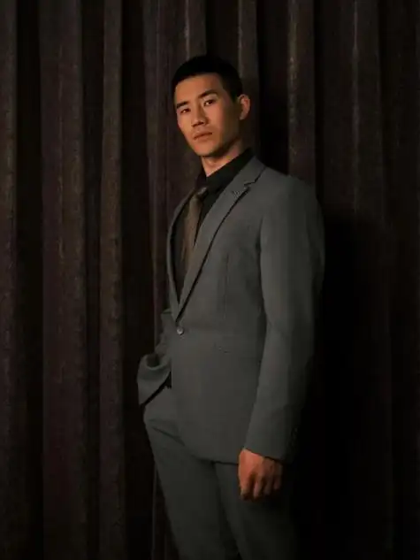 谢孟伟最新西装写真尽显铁汉英伦