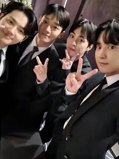 exo成员参加经纪人婚礼,久违全员聚齐,看到这一幕你有什么看法_情感