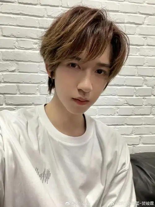 快乐#丨#贺峻霖二十岁生日快乐#  祝@时代少年团-贺峻霖生日快乐呀!