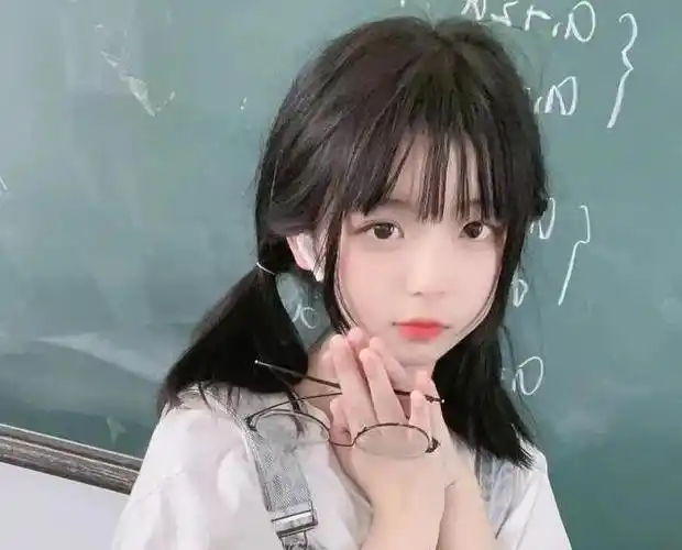 初中女生一些表现,自认为是仙女行为,学霸觉得幼稚:不如小学生