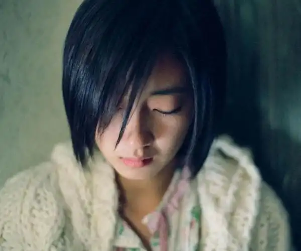 跪求桂纶镁在不能说的秘密里穿的那见毛衣的照片