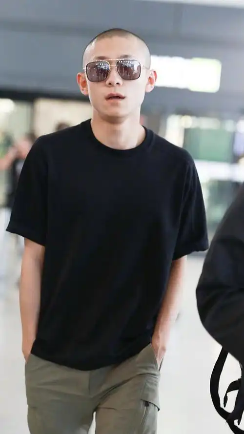 张一山现身机场光头造型吸睛大佬气场全开