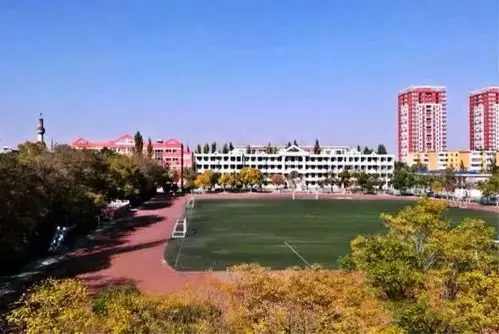 多想留住宁大附中的秋色叹惜今年已经错过