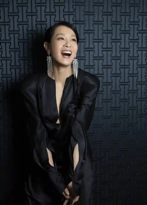 49岁刘若英太大胆,领口直接开到腰,禁欲系穿搭难以抵挡_造型_时尚