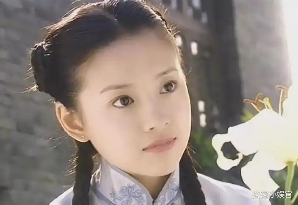 董洁20岁时的惊艳亮相:与谢霆锋同台似仙女下凡,颜值令人赞叹