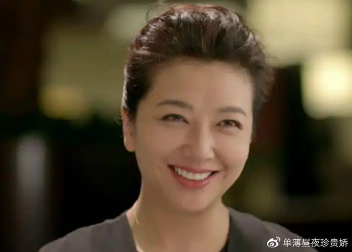 52岁江珊一家近照小15岁老公颜值比靳东帅女儿长得比她还美