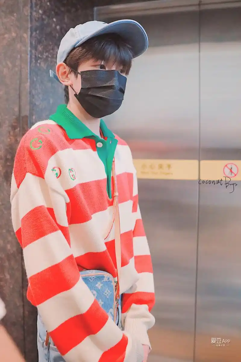 王源现身北京机场飞重庆 草莓味的牛奶源散发可爱