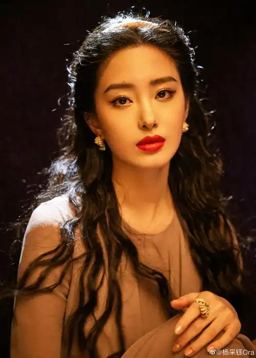 杨采钰穿褐色纱裙太迷人卷发红唇复古优雅